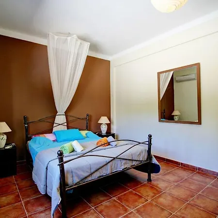 Fazenda - Country House Farm House In Portimao With 4 Bedrooms Sleeps 10 Ac